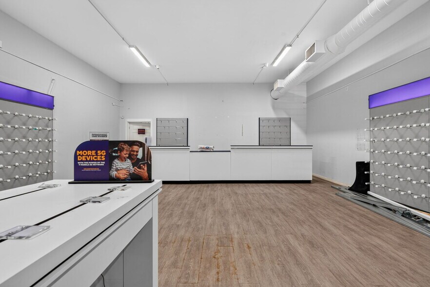 More Photos Of 1005 W Broadway Ave, Minneapolis Storefront For Sale