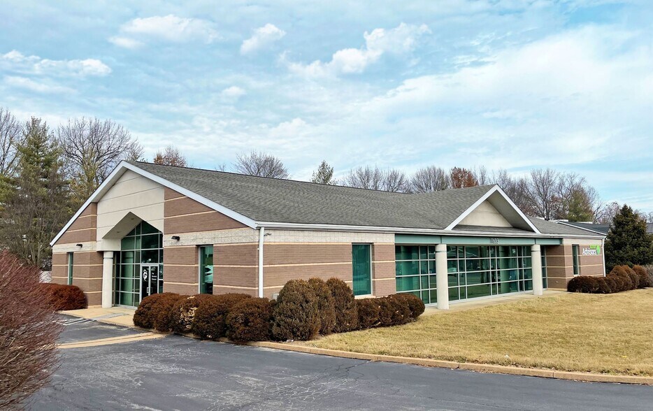 Primary Photo Of 11653 Gravois Rd, Saint Louis Freestanding For Sale