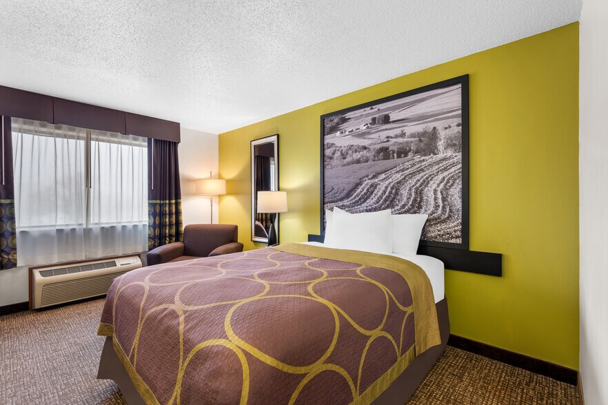 More Photos Of 210 10th St SE, Oelwein Hotel For Sale