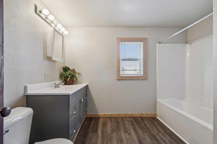 More Photos Of 106 1st Ave NW, Waukon Flex For Sale