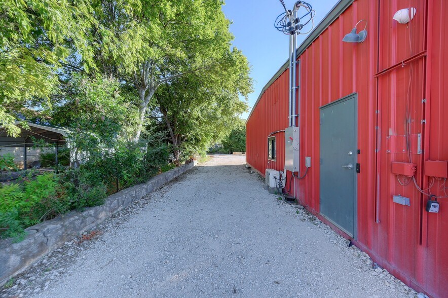 More Photos Of 1301 & 1307 Main St, Blanco Light Distribution For Sale