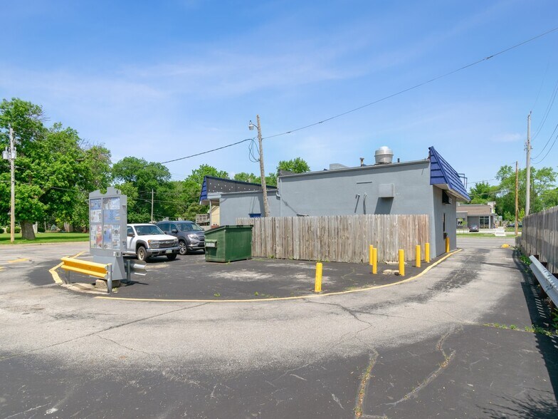 More Photos Of 5814 Hickman Rd, Urbandale General Retail For Sale