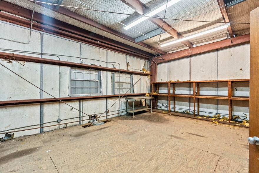 More Photos Of 3806 E Rio Grande St, Victoria Warehouse For Sale