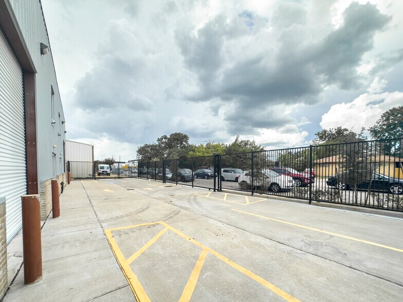 More Photos Of 9013 Pagewood Ln, Houston Warehouse For Sale