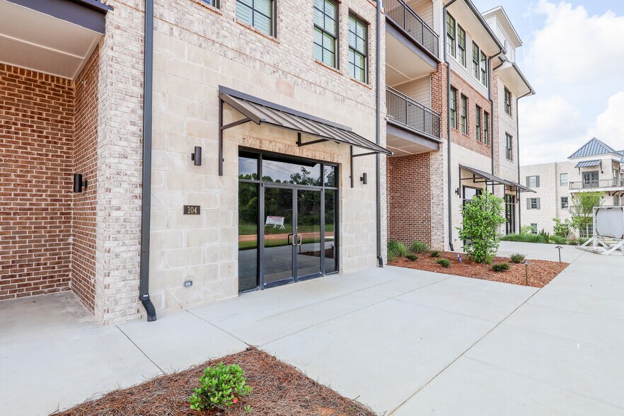 More Photos Of 1004 N Lamar Blvd, Oxford General Retail For Sale