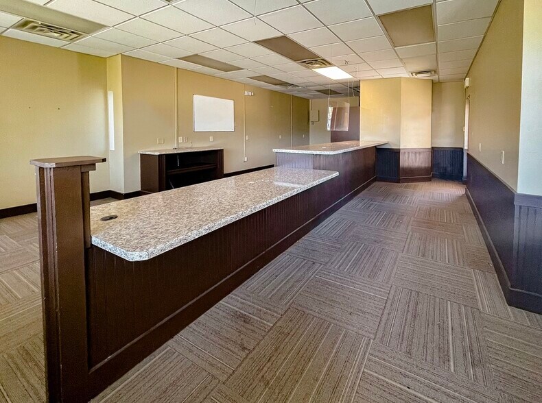 More Photos Of 530 S Main St, Bourbonnais Showroom For Sale