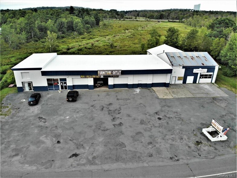 More Photos Of 186 E Broadway, Monticello Service For Sale