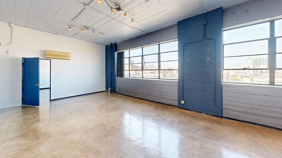 More Photos Of 530 E 8th St, Los Angeles Showroom For Lease