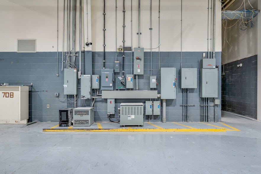 More Photos Of 47 Antares Dr, Ottawa Warehouse For Lease