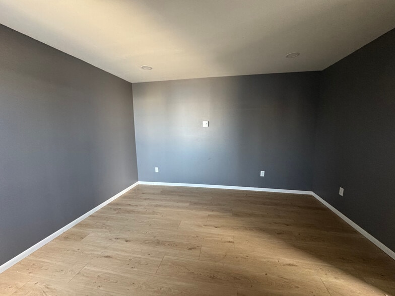 More Photos Of 10002 Express Dr, Highland Warehouse For Lease