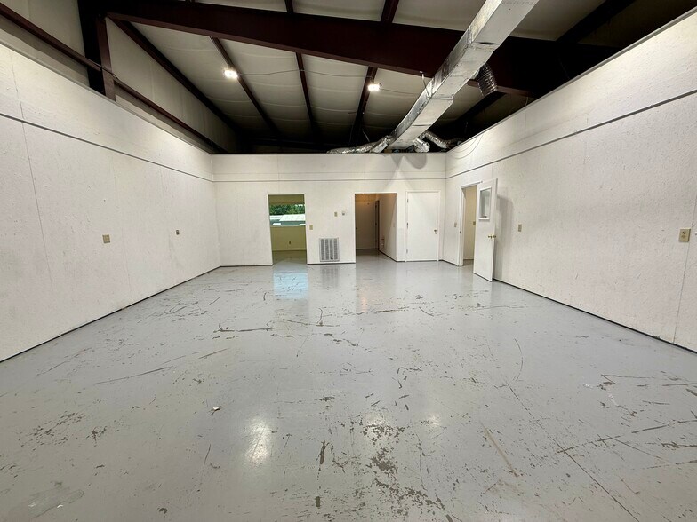 More Photos Of 11815 US Highway 15-501, Aberdeen Distribution For Lease