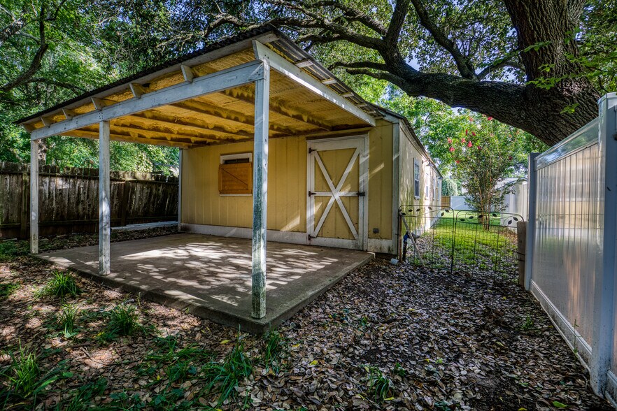 More Photos Of 1600 S Day St, Brenham Medical For Sale