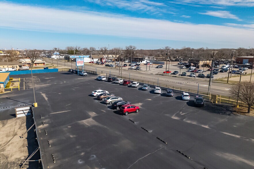 More Photos Of 3101 S Broadway St, Wichita Freestanding For Sale