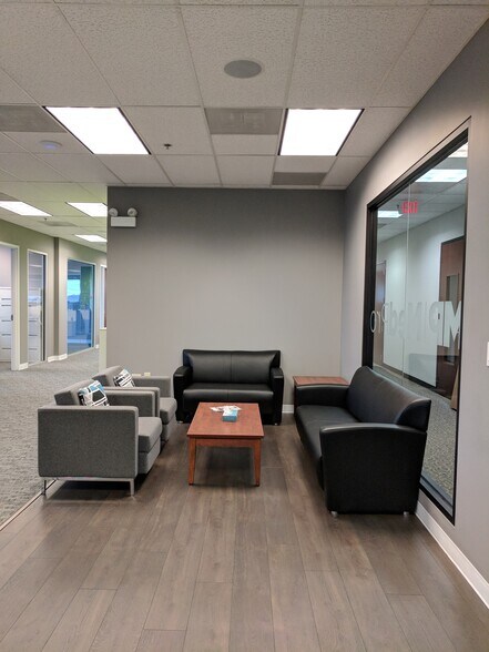 More Photos Of 1952 Mcdowell Rd, Naperville Business Park For Lease
