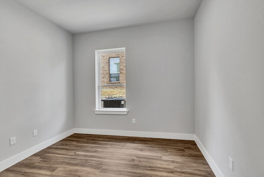 More Photos Of 1701 Fountainview Dr, Mansfield Office For Sale