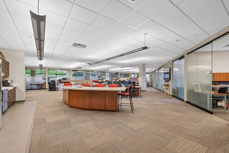 More Photos Of 9605 Schmidt Lake Rd, Plymouth Office Residential For Lease