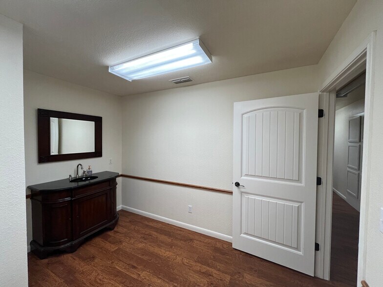 More Photos Of 1260 River Acres Dr, New Braunfels Medical For Lease