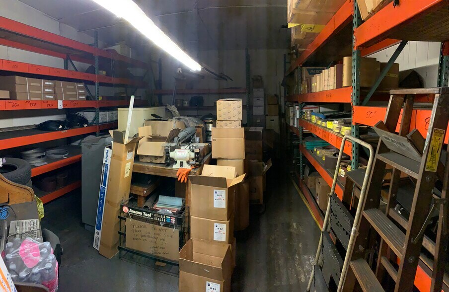 More Photos Of 4040 SE Division St, Portland Warehouse For Sale
