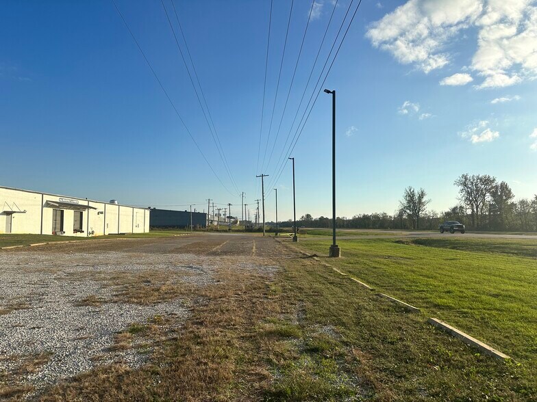More Photos Of 944 Highway 15 N, New Albany Warehouse For Lease