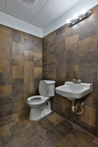 More Photos Of 4727-4751 Center Park Blvd, San Antonio Manufacturing For Lease