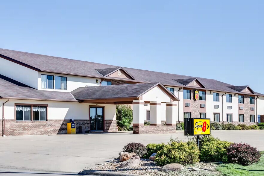 Primary Photo Of 210 10th St SE, Oelwein Hotel For Sale