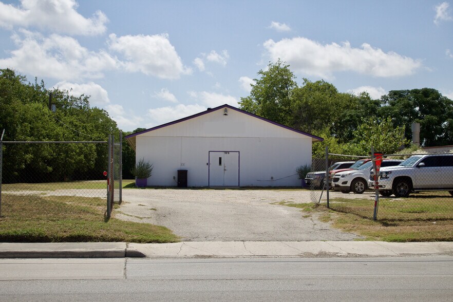 More Photos Of 1990 Cupples Rd, San Antonio Warehouse For Sale