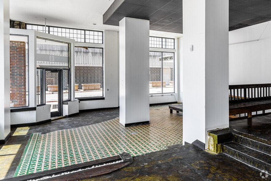 More Photos Of 921-939 McGee St, Kansas City Storefront Retail Office For Lease