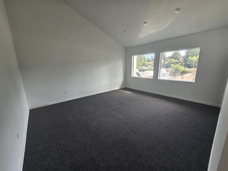 More Photos Of 5833 NE Portland Hwy, Portland Flex For Sale