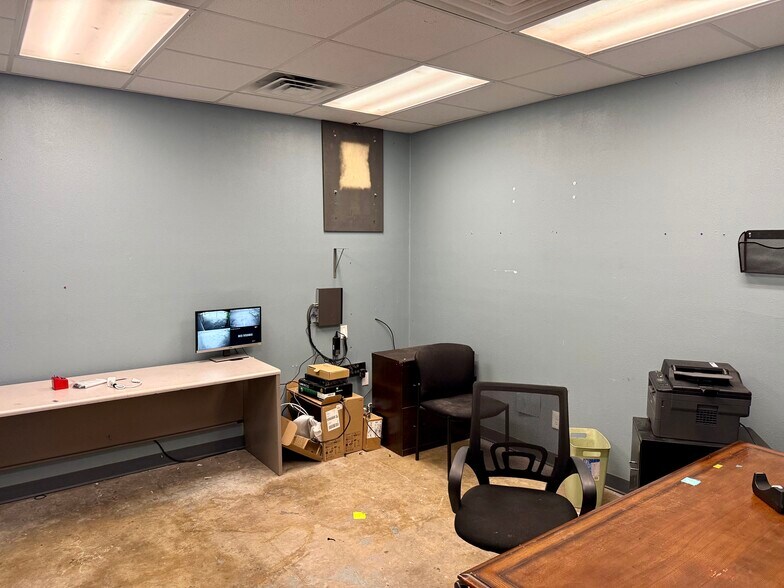 More Photos Of 5704 Kenwick St, San Antonio Service For Lease