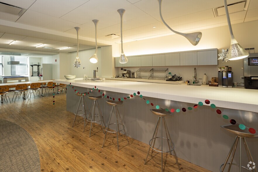 More Photos Of 300 W Adams St, Chicago Office For Sale