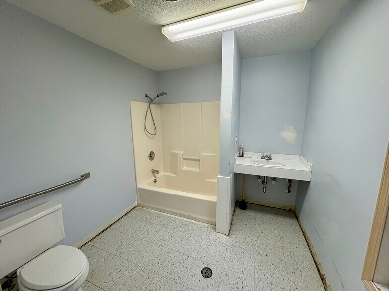 More Photos Of 615 Beardsley St, Boyne City Office For Sale