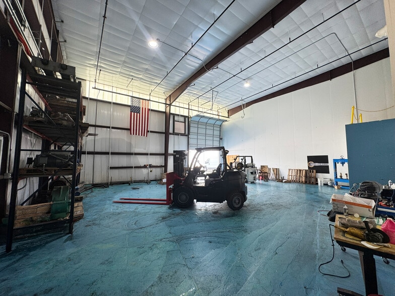 More Photos Of 202 Industrial Blvd, Sugar Land Warehouse For Sale