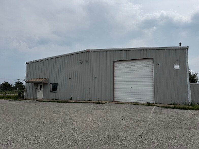 More Photos Of 5220 SW 11th St, Oklahoma City Manufacturing For Lease