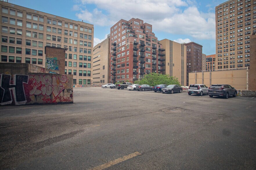 More Photos Of 600 S Clark St, Chicago Parking Garage For Sale