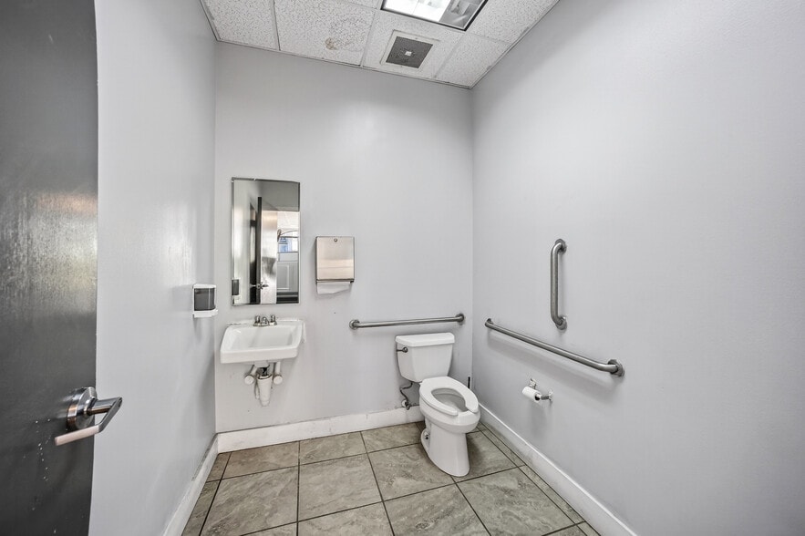 More Photos Of 10210 Berkeley Place Dr, Charlotte Storefront Retail Office For Lease