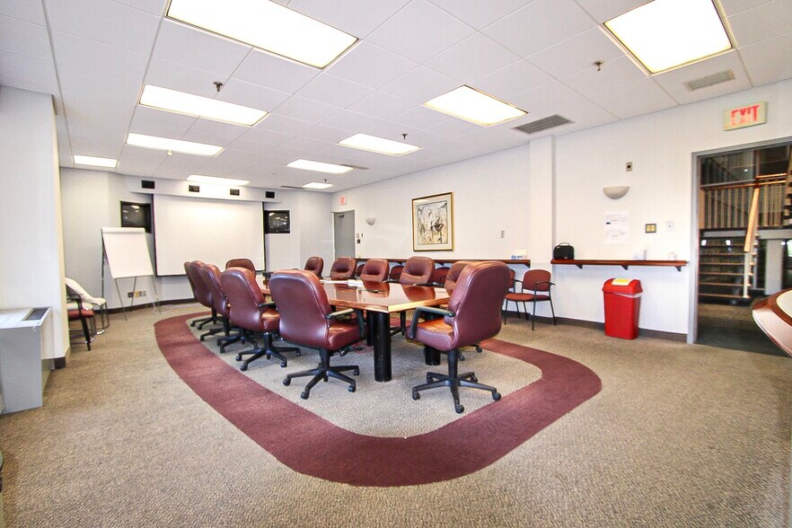 More Photos Of 2 Elm St, Windsor Locks Office For Lease