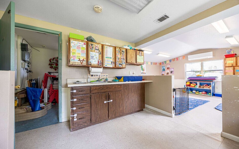 More Photos Of 311 NE Crawford St, Mayo Office For Sale