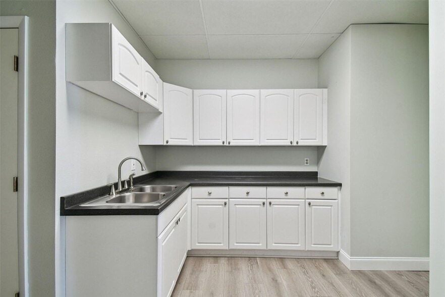 More Photos Of 5404 Hoover Blvd, Tampa Medical For Sale