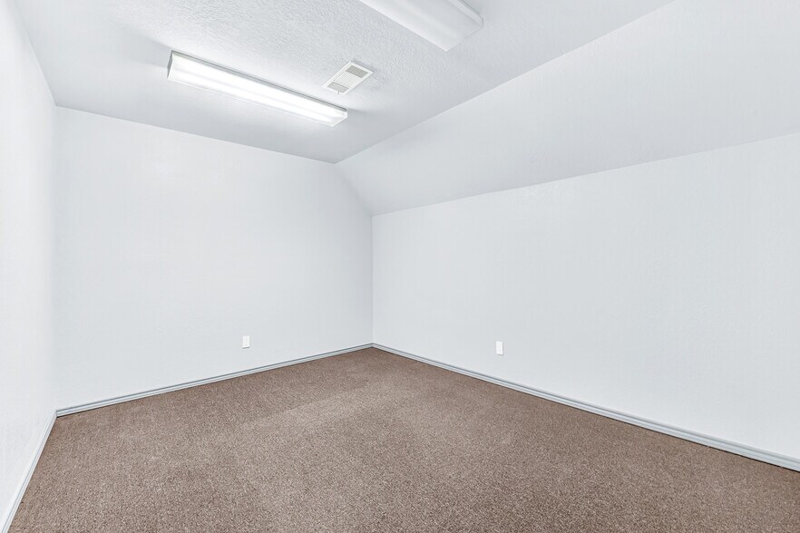 More Photos Of 326 S Edmonds Ln, Lewisville Medical For Lease