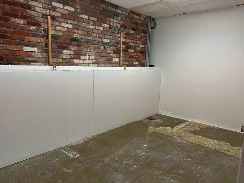 More Photos Of 1058-1068 Country Club Rd, Columbus General Retail For Sale