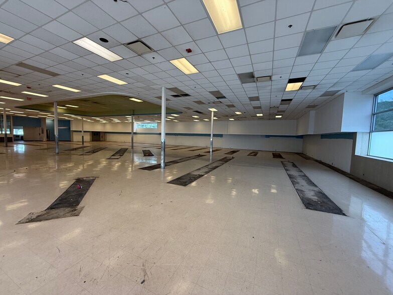 More Photos Of 1600 Main St, Follansbee Drugstore For Lease