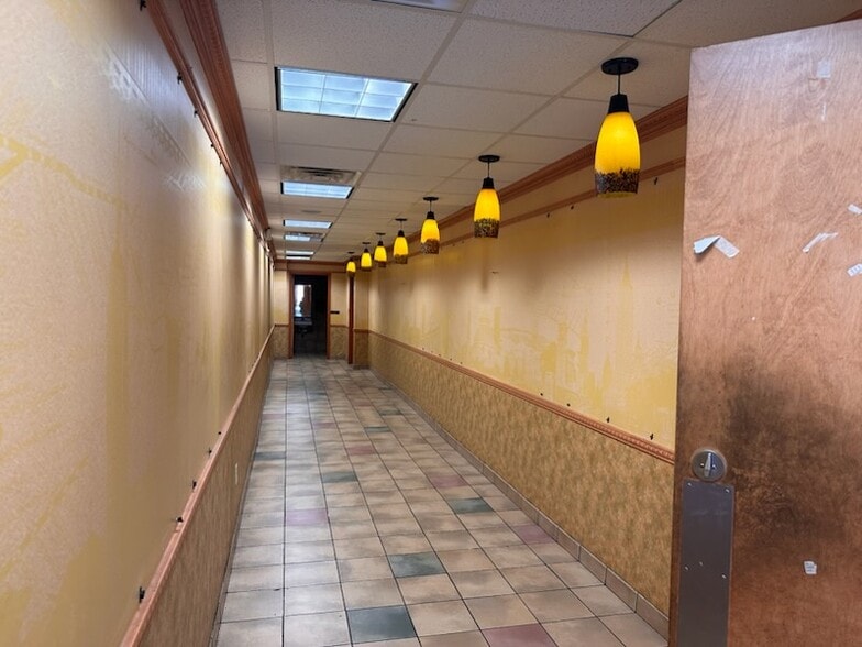 More Photos Of 217 N Queen St, Lancaster Storefront Retail Residential For Lease