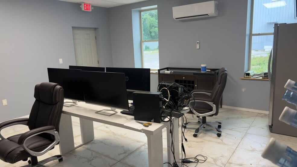 More Photos Of 2800 Delano St, Pensacola Warehouse For Lease