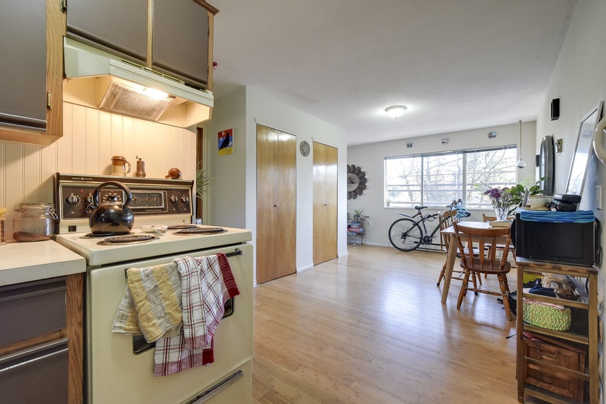 More Photos Of 9103 Glover Rd, Langley Storefront Retail Residential For Lease