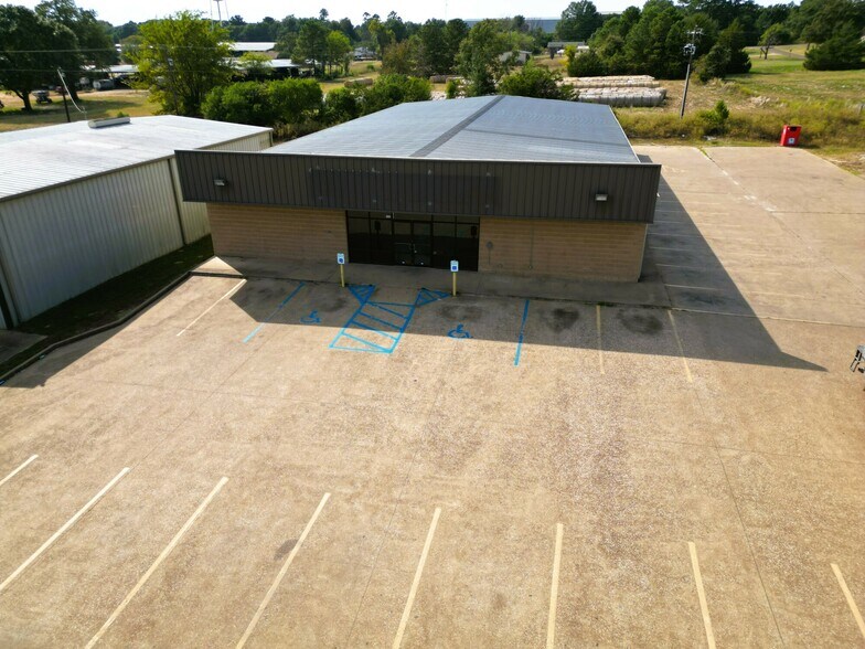 More Photos Of 907 US Highway 287 N, Grapeland Freestanding For Lease