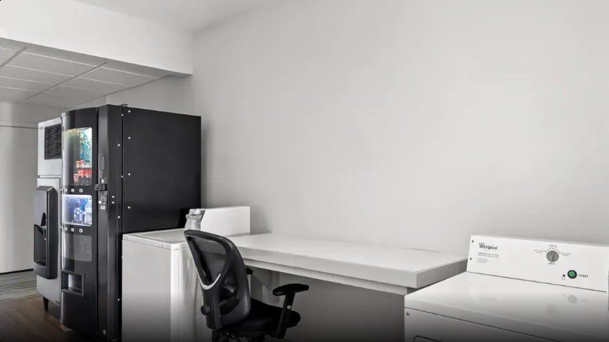 More Photos Of 106 Hasler Blvd, Bastrop Hotel For Sale