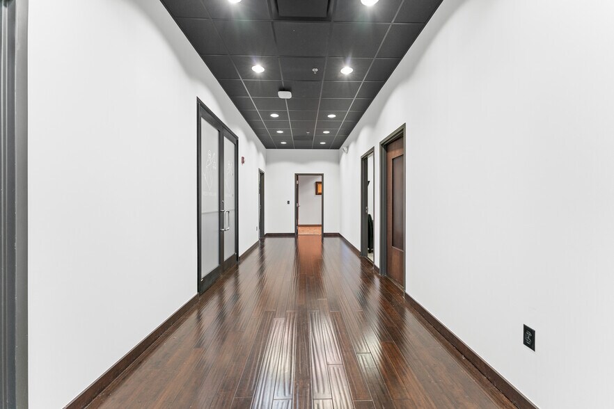 More Photos Of 3945 N Vantage Dr, Fayetteville Office For Sale