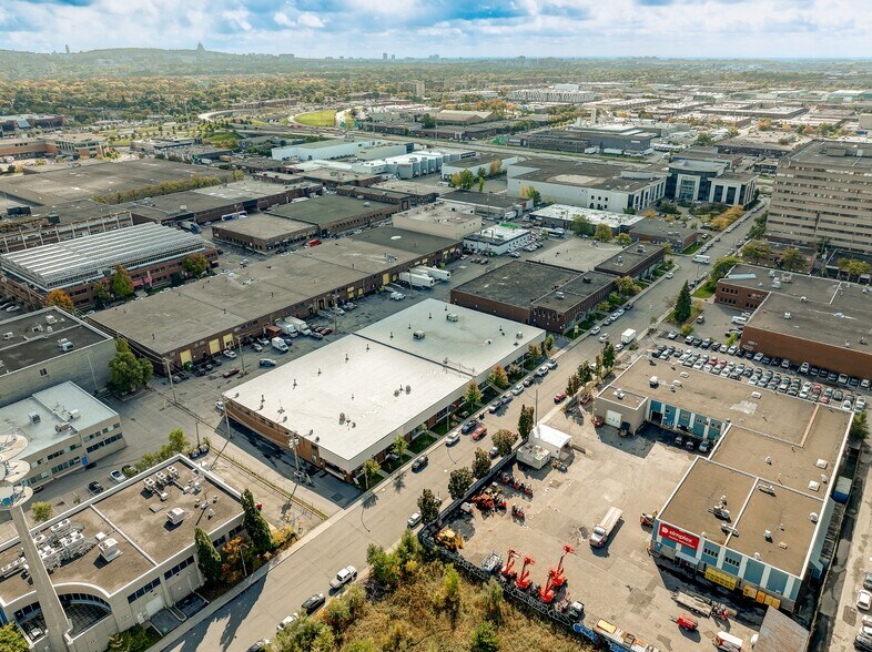 More Photos Of 1310-1370 Rue Chabanel O, Montréal Warehouse For Lease