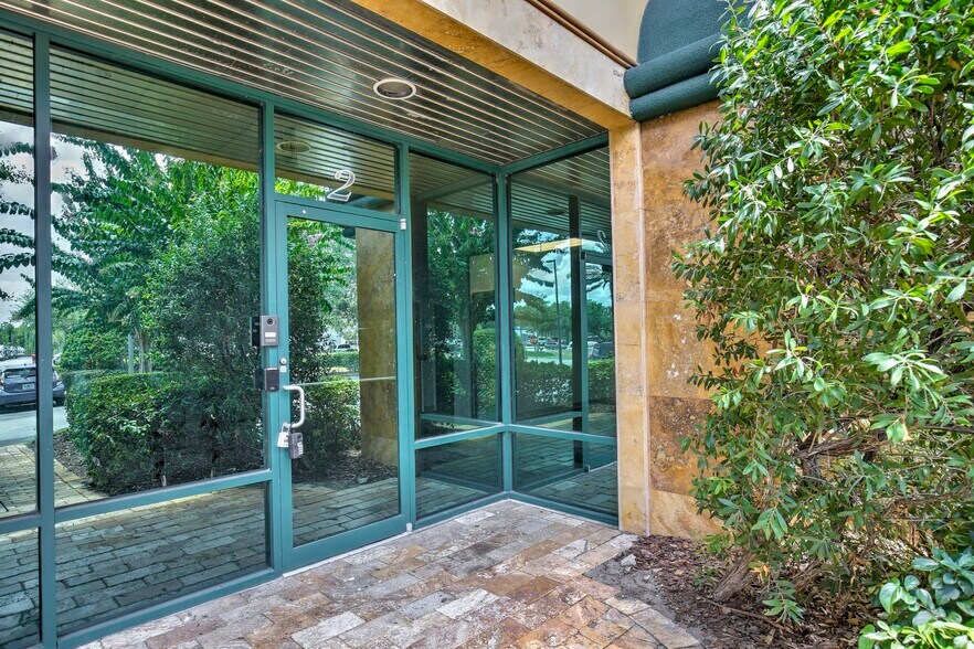 More Photos Of 6881 Kingspointe Pky, Orlando Flex For Lease