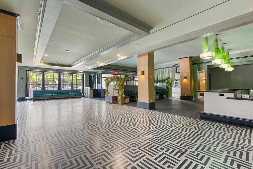 More Photos Of 24 Navy Pier Ct, Staten Island Restaurant For Lease